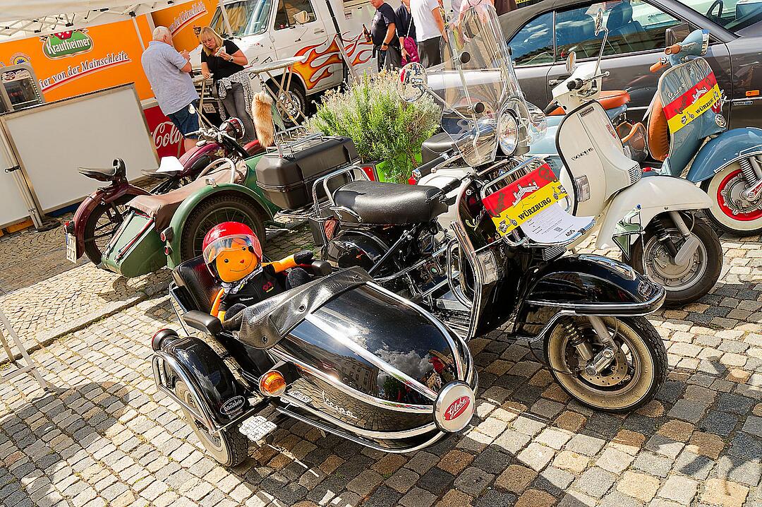 Historische Automobile und Motorräder
