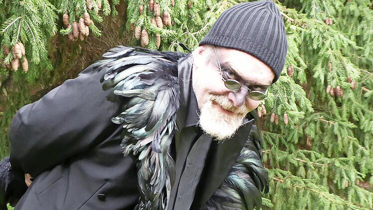 Die Rabengestalt pr&auml;sentiert literarische Klassiker.