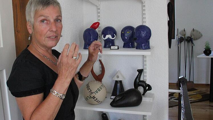 Barbara Gröhling vor einem Regal mit ihren Exponaten.  Foto: Katja Kölbl