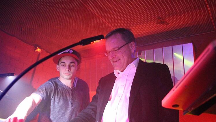 Am Mischpult: DJ X2C mit OB Andreas Starke bei einer Veranstaltung im Morph Club . Foto: Stadt