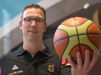 Chris Fleming, neu ernannter Basketball Herren-Nationaltrainer, posiert im Anschluss an die Pressekonferenz zu seiner Vorstellung als neuer Nationaltrainer in Berlin. Foto: Matthias Balk/dpa