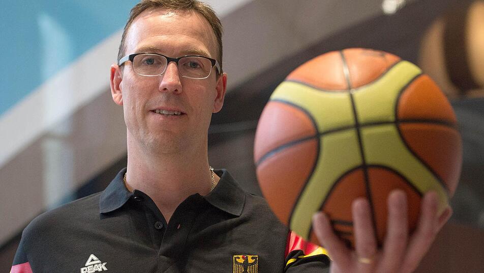 Chris Fleming, neu ernannter Basketball Herren-Nationaltrainer, posiert im Anschluss an die Pressekonferenz zu seiner Vorstellung als neuer Nationaltrainer in Berlin. Foto: Matthias Balk/dpa