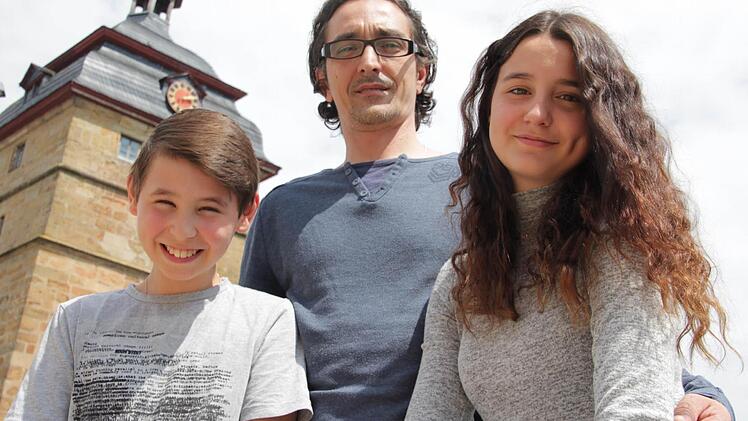 Nico Centea sucht für sich und seine Kinder Karina und Kevin eine Wohnung in Bad Staffelstein. Foto: Matthias Einwag