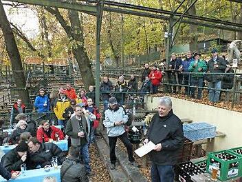 Initiator Jochen Buchelt spricht zu den Teilnehmern des Erlanger Bockbier-Martini-Treffens.  Fotos: Manfred Welker