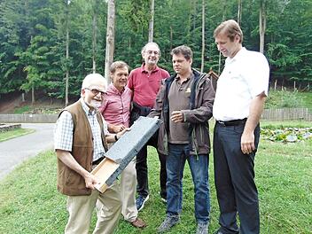 Friedrich Oehme, Axel Schauder, Johannes Mohr, Wildparkleiter Daniel Schäffer und Hermann Ulm (v. l.) begutachten ein Fledermaushaus im Wildpark Hundshaupten  Foto: Petra Malbrich
