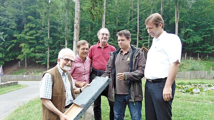 Friedrich Oehme, Axel Schauder, Johannes Mohr, Wildparkleiter Daniel Schäffer und Hermann Ulm (v. l.) begutachten ein Fledermaushaus im Wildpark Hundshaupten  Foto: Petra Malbrich