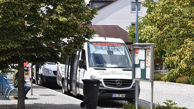 Nicht überall, kann der Stadtbus so gut an den Bordstein fahren.