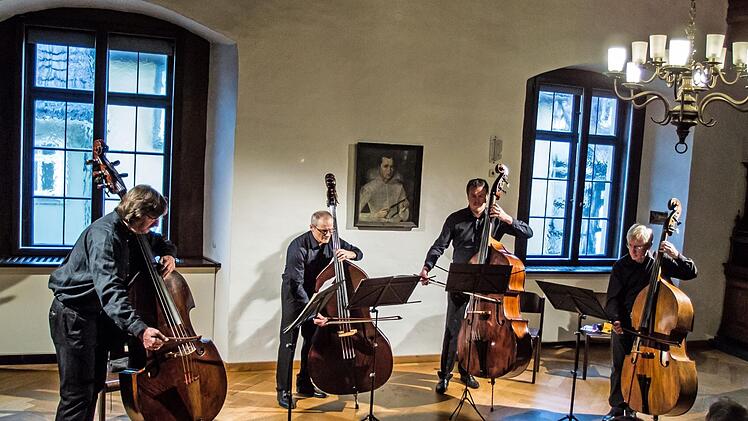 Begeisterten Beifall gab es für das Kontrabass-Quartett beim Konzert im Coburger Rathaussaal (von links): Christian Hellwich, Dietmar Engels, Christian Ernst und Manfred Wardeck.Jochen Berger