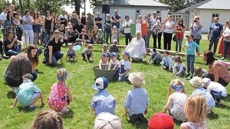 Die Kleinen des Paul-Gerhardt-Kindergartens führten unter anderem einen Wäscherinnentanz aus Frankreich auf. Foto: Norbert Bechstein