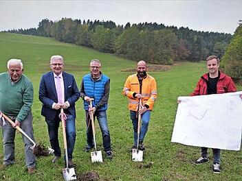 Beim symbolischen Spatenstich für das Wohnbaugebiet "Zettmeisel Nord-West" (von links): Bauunternehmer Alois Dechant, Bürgermeister Günther Hübner, Grundstückseigentümer Jürgen Dörfer, Bauleiter Christian Sünkel und Lars Fehlberg von Dechant-Bau  Foto: Werner Reißaus