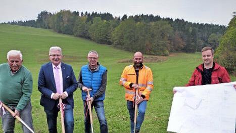 Beim symbolischen Spatenstich für das Wohnbaugebiet "Zettmeisel Nord-West" (von links): Bauunternehmer Alois Dechant, Bürgermeister Günther Hübner, Grundstückseigentümer Jürgen Dörfer, Bauleiter Christian Sünkel und Lars Fehlberg von Dechant-Bau  Foto: Werner Reißaus