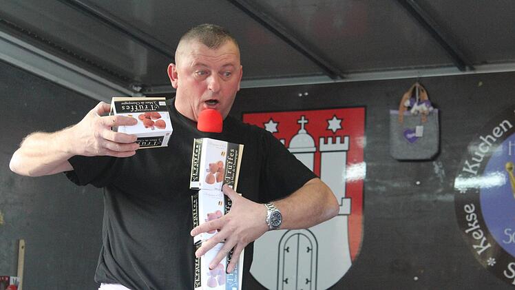 Nimmt Mund und Arme berufsbedingt ziemlich voll: Marktschreier Robert Malkowski. Fotos: Markus Häggberg