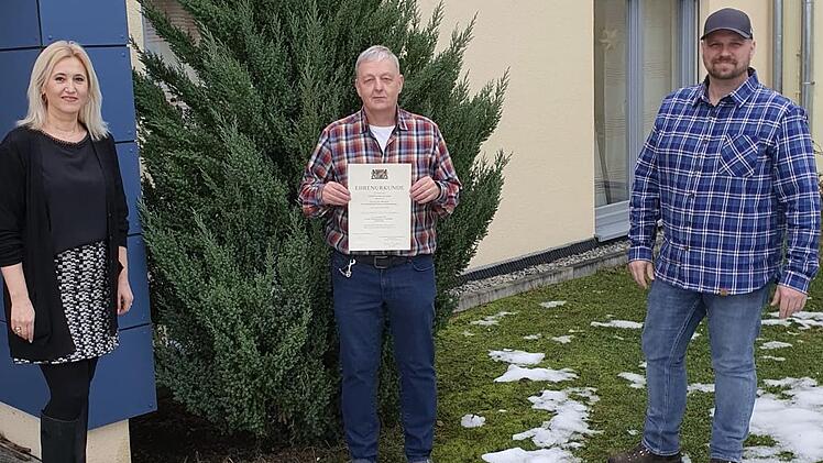Sejn 25-j&auml;hriges Dienstjubil&auml;um feierte Klaus Pfister (Mitte) im Haus Windsburg.  Natalie Sp&auml;t (Heimleitung, links) und Mirko Kiesel (Personalrat) gratulierten. Foto:  Aaron Staton