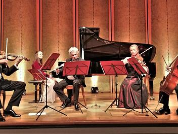 Eine musikalische Biografie Mozarts bot das Haydn-Ensemble mit (von links) Erika le Roux (Klavier), Thomas Richter (Flöte). Sabine Schultz (Viola) und Philipp Schweikhard (Cello).