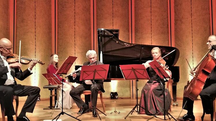 Eine musikalische Biografie Mozarts bot das Haydn-Ensemble mit (von links) Erika le Roux (Klavier), Thomas Richter (Flöte). Sabine Schultz (Viola) und Philipp Schweikhard (Cello).