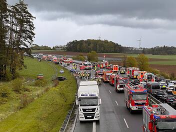 Mehrere Fahrzeuge beteiligt: Massenkarambolage auf A70 in Oberfranken