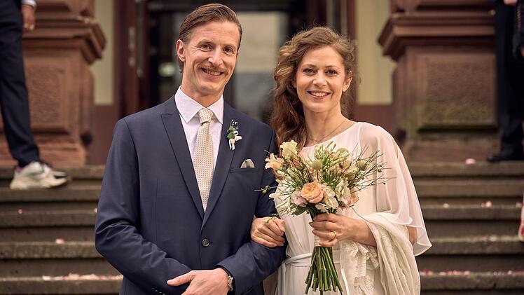 Ende gut, alles gut? Annas Tochter Karin (Katharina Schlothauer) und Jens Schulte-Br&auml;ucker (Golo Euler) geben sich das Jawort.