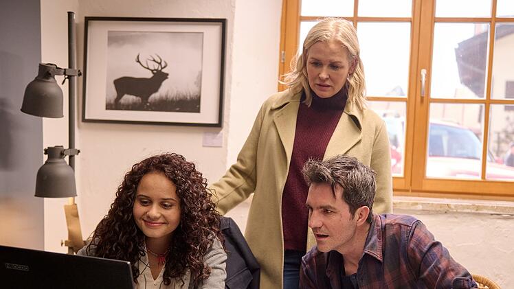 Als Michelle Mabena (Saron Degineh, links) und Rob Manzini (Se&aacute;n McDonagh) ungefragt nach einer gemeinsamen Wohnung suchen, f&uuml;hlt sich Lena Lorenz (Judith Hoersch) &uuml;berrumpelt.