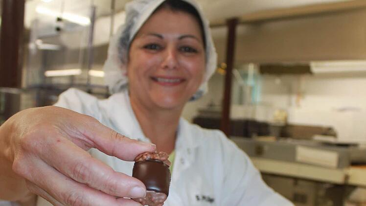 Lecker! Simone Pflüger kann den Pralinen nicht widerstehen.