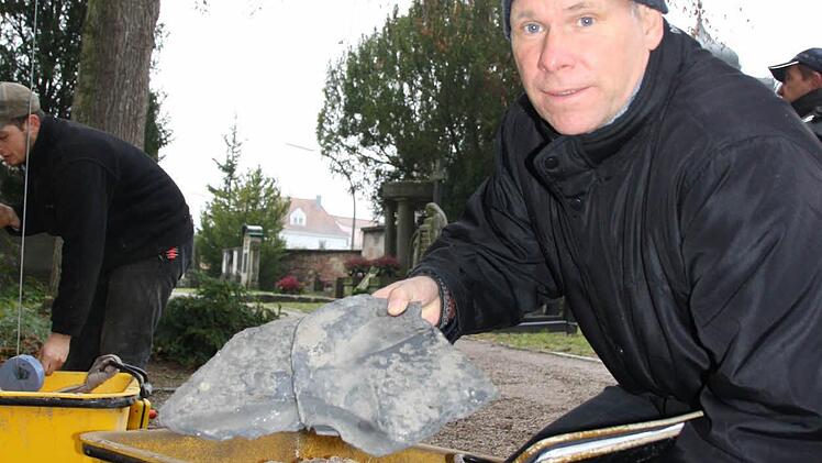 "Das war höchste Eisenbahn", sagt Architekt Henry Kiesel und zeigt die brüchigen Schiefer der Marienkapelle.
