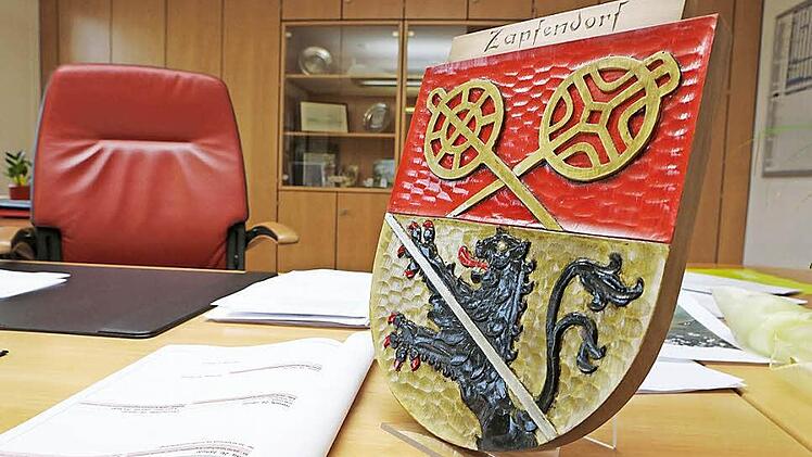 Im Bürgermeisterbüro möchte sich Siegfried Bauer erst gar nicht richtig einrichten. Fotos Matthias Hoch