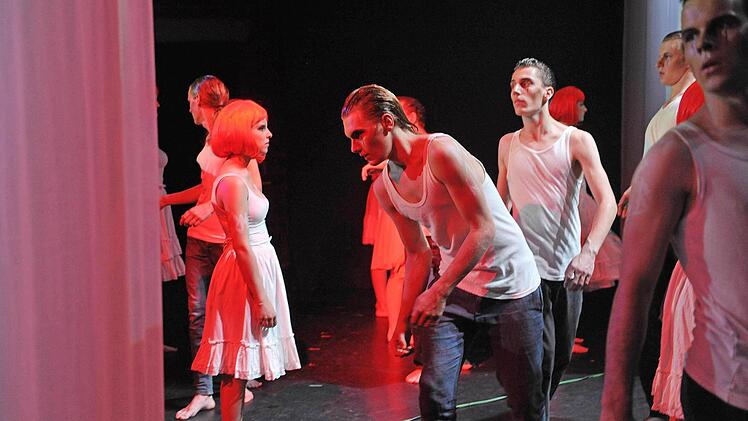 Szene aus "Tristan und Isolde" mit dem Jugendclub des Landestheaters in der Reithalle.Foto: Andrea Kremper