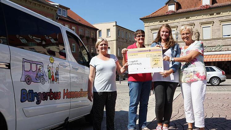 Angelika Beichel (links) und Henriette Gnerlich (rechts) nehmen von den beiden ET-Mitarbeiterinnen Rita Schmitt und Katharina Büttner den symbolischen Scheck entgegen. Foto: Arkadius Guzy
