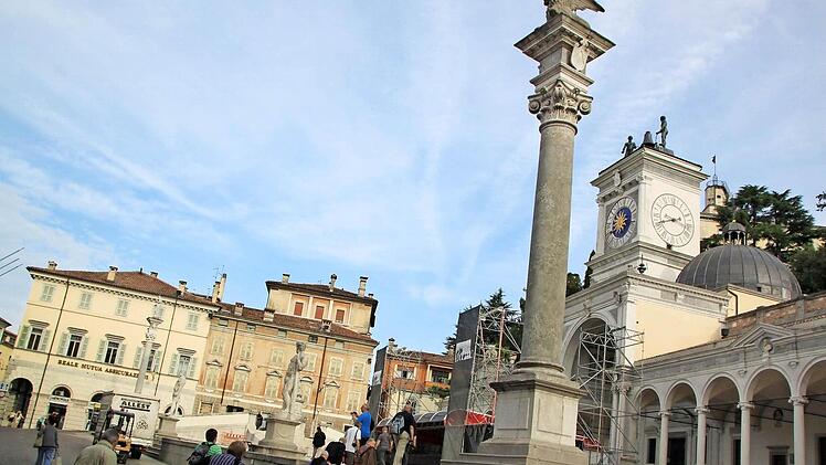 Udine - hier die Piazza della Libertà - ist ein Reiseziel mit viel venezianischem Flair. Die rund 100 000 Einwohner zählende Stadt im Friaul ist sehr sehenswert.