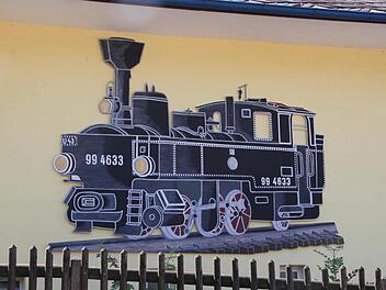 Liebevoll hat Paul Zaps das alte Bahnhäuschen in der Buchwaldstraße gestaltet. Es erinnert an die Zeit, als hier noch Züge fuhren. Foto: Ulrike Müller