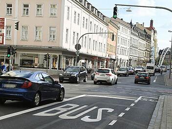 Blick stadteinwärts: Will ein Linksabbieger in die Obere Königstraße einbiegen, wird es für die Geradeausfahrer knifflig. Foto: Ronald Rinklef