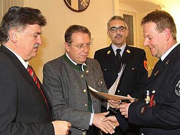 Landrat Klaus Peter Söllner, Oberbürgermeister Henry Schramm und Kreisbrandinspektor Siegfried Zillig (von links) zeichneten Jürgen Müller für seine Verdienste als Feuerwehrmann aus. Fotos: Sonny Adam