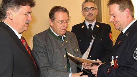 Landrat Klaus Peter Söllner, Oberbürgermeister Henry Schramm und Kreisbrandinspektor Siegfried Zillig (von links) zeichneten Jürgen Müller für seine Verdienste als Feuerwehrmann aus. Fotos: Sonny Adam