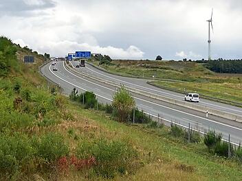 Rechts und links der Behelfsausfahrt der A 70 oberhalb von Altenreuth soll eine Erddeponie errichtet werden.
