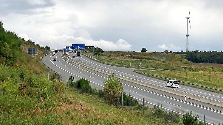 Rechts und links der Behelfsausfahrt der A 70 oberhalb von Altenreuth soll eine Erddeponie errichtet werden.
