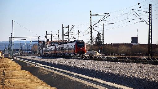 Eine Regionalbahn passiert den neuen Überholbahnhof in Eggolsheim.