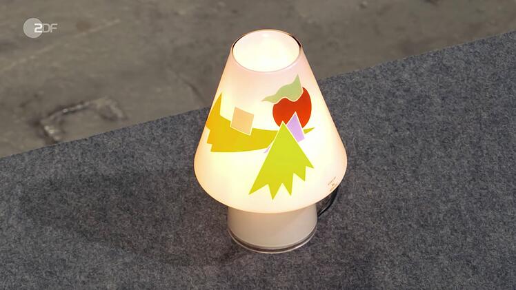 Eine kleine Tischlampe des italienischen Designers Alessandro Mendini ("Sidecar", 1993 für Artemide entworfen) schätzte Sven Deutschmanek auf 120 bis 150 Euro.