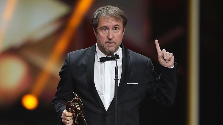 Den Medien- und Fernsehpreis Bambi erhielt Mädel 2019 dreimal: für "25 km/h", "Was uns nicht umbringt" und in die Netflixserie "How To Sell Drugs Online (Fast)".