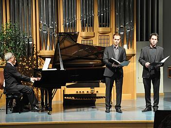 Thomas Fahner und Christian Hubert begeisterten beim Konzert im Orgelsaal der Berufsfachschule für Musik Bad Königshofen, gemeinsam mit Professor Arno Leicht. Er hatte die Klavierbegleitung und Moderation des Abends übernommen. Foto: Friedrich