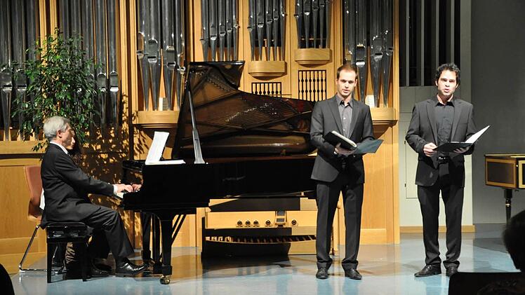 Thomas Fahner und Christian Hubert begeisterten beim Konzert im Orgelsaal der Berufsfachschule für Musik Bad Königshofen, gemeinsam mit Professor Arno Leicht. Er hatte die Klavierbegleitung und Moderation des Abends übernommen. Foto: Friedrich