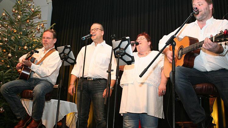 Mit wunderbaren Songs von den Beatles und den Eagles stimmten Jürgen Hofmann, Christian Pöllmann, Sonja Tonn und Thomas "Wulli" Wullschläger das Publikum ein. Foto: Evi Seeger