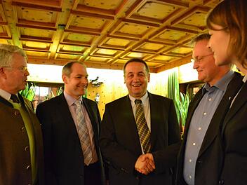 Bürgermeister Bernd Steinhäuser hofft mit vielen Unterstützern auf eine weitere Amtszeit als Kasendorfer Bürgermeister. Zur Nominierung gratulierten (von links) MdL Ludwig von Lerchenfeld, stellvertretender Landrat Jörg Kunstmann, CSU-Ortsverbandsvorsitzender Roland Hübner und MdB Emmi Zeulner. Foto: Katharina Müller-Sanke