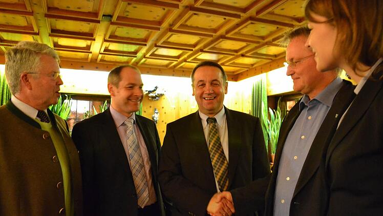 Bürgermeister Bernd Steinhäuser hofft mit vielen Unterstützern auf eine weitere Amtszeit als Kasendorfer Bürgermeister. Zur Nominierung gratulierten (von links) MdL Ludwig von Lerchenfeld, stellvertretender Landrat Jörg Kunstmann, CSU-Ortsverbandsvorsitzender Roland Hübner und MdB Emmi Zeulner. Foto: Katharina Müller-Sanke