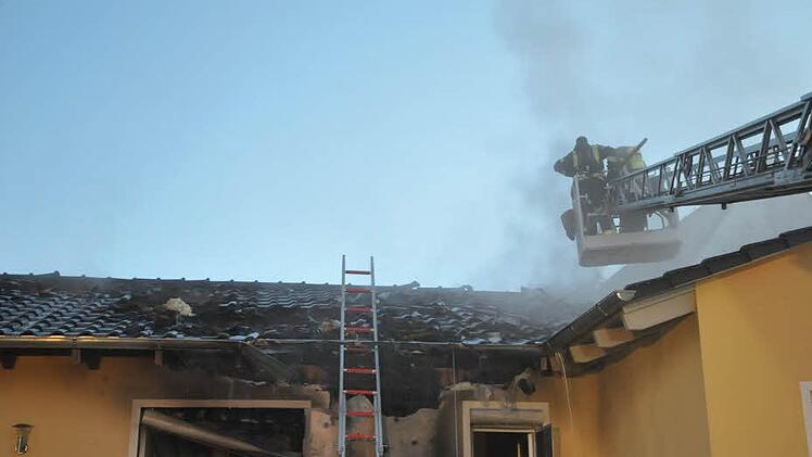 Die Bauweise des Hauses erschwerte die Löscharbeiten in Burgstall. Foto: Roland Meister