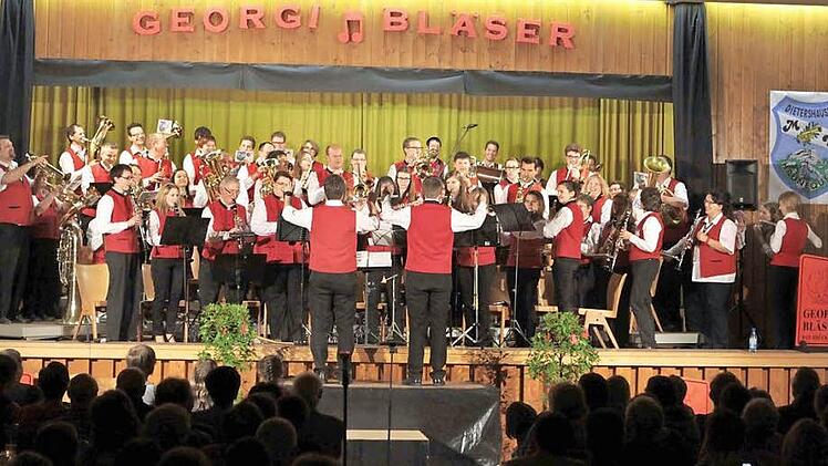 In Harmonie vereint waren 60 hessische und fränkische Musiker beim letztjährigen Frühjahrskonzert der Georgi-Bläser. Foto: Archiv Thomas Dill