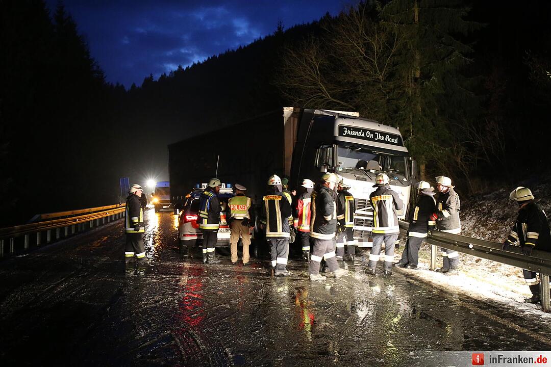 Drei Verletzte bei Unfall auf ploetzlich winterglatten Bundesstrasse