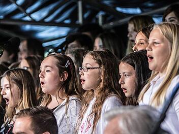 Begeistertes Publikum im Neustadter Märchenbad: Das Orchester der Gesellschaft der Musikfreunde Neustadt spielte unter Leitung von Hans Stähli. Solistisch brillierten Matthias und Margaret Friederich an der Oboe sowie an diversen weiteren Blasinstrumenten von der Blockflöte bis zum Gemshorn.. Antonia Pechtold moderierte.  Fotos: Jochen Berger