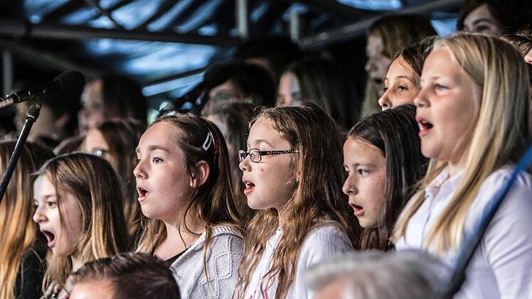 Begeistertes Publikum im Neustadter Märchenbad: Das Orchester der Gesellschaft der Musikfreunde Neustadt spielte unter Leitung von Hans Stähli. Solistisch brillierten Matthias und Margaret Friederich an der Oboe sowie an diversen weiteren Blasinstrumenten von der Blockflöte bis zum Gemshorn.. Antonia Pechtold moderierte.  Fotos: Jochen Berger