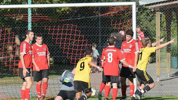 Da ist's passiert: Fuchsstadts Torwart Simon Heger (verdeckt) kassiert das 0:1 gegen den FC Thulba durch den Treffer von Sebastian Gah (Nr. 11). Am Ende gibt es einen Punkt für jede Partei. Foto: ssp