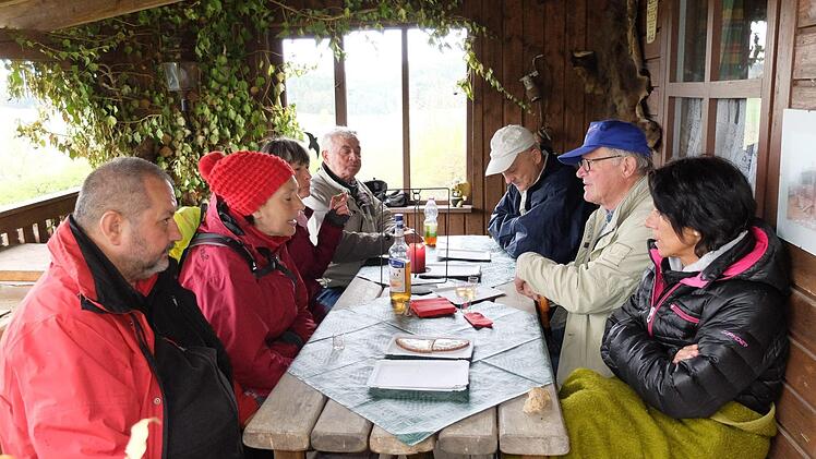 Bei der Rast gemütlich zusammensitzen. Foto: Björn Hein