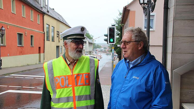 Bernd Otte von der Polizei und Günter Schulz, Zweiter Bürgermeister Höchstadt, (v.l.) haben die Verkehrslage im Blick.